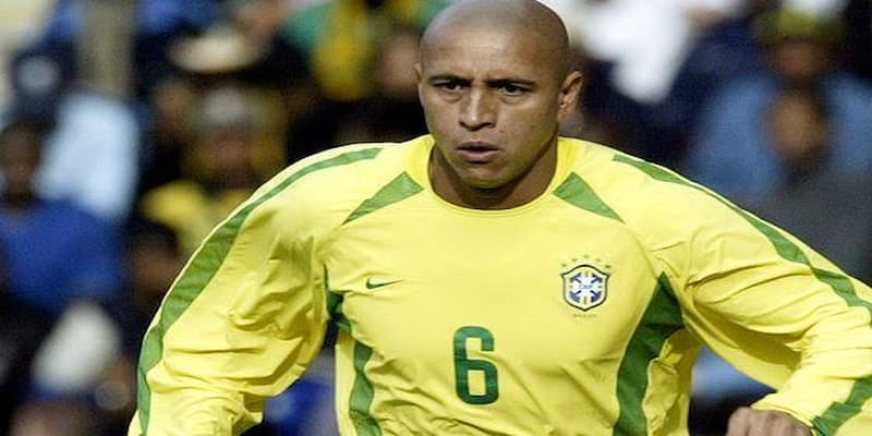 Roberto Carlos hậu vệ cánh trái sở hữu cho mình những cú sút uy lực