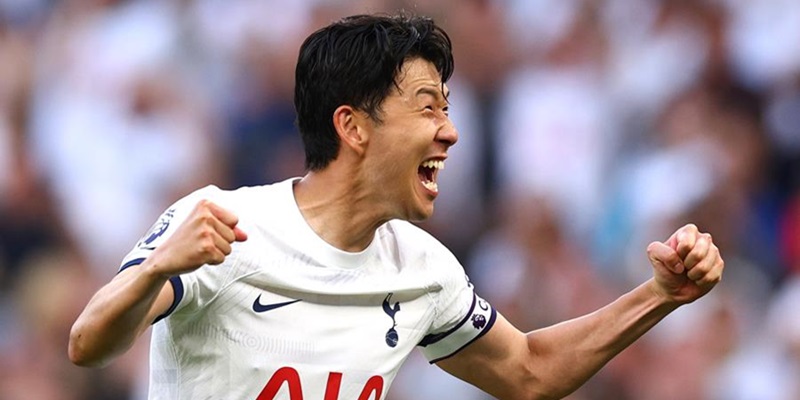 Hiện tại, Son đang là người giữ trọng trách mang băng thủ quân của Tottenham