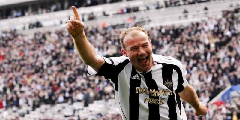 Alan Shearer đang nắm giữ kỷ lục nhiều bàn thắng nhất tại Ngoại Hạng Anh